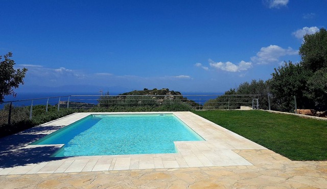 Relaxation, privacy and a fantastic view of the bay.