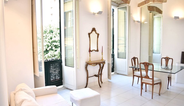 Sinclair Central Loft elegance under a romantic fresco, 15' from the beach