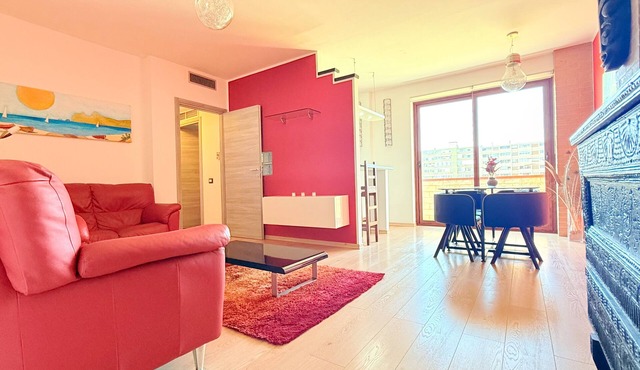 Spacious 2BR Apartment for 6 Parking 20 min Walk to Beach