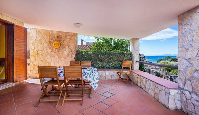Spacious and charming 80 square meters villa, perfect for six people, located within the Kala&Moru Residence.The property enjoys an ideal location thanks to its proximity to the beach, about a 10-minute walk: the crystal-clear Sardinian sea offers relaxi
