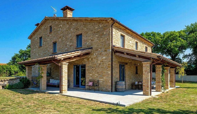 Stone villa with views in the Marche hills
