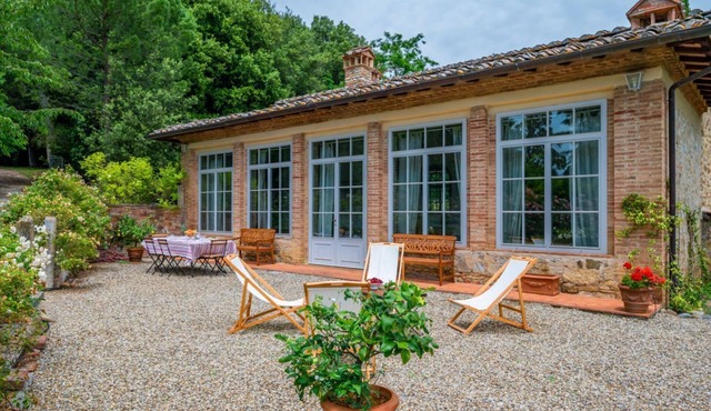 Stunning villa of 200 sqm located on two levels, can accommodate up to 6 people. The property includes a private garden surrounded by olive trees, perfect for relaxing and organizing bike or horse rides in the quiet countryside of Castelnuovo Berardenga.