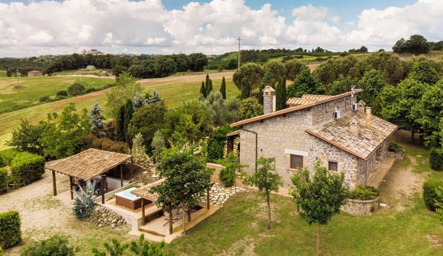 Stunning private villa for 8 people with WIFI, A/C, hot tub, TV and balcony