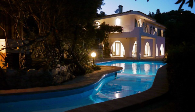Stylish Villa with large swimming pool, great sea views, fully airconditioned