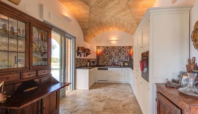 Superior villa with private pool, 2km from the sea