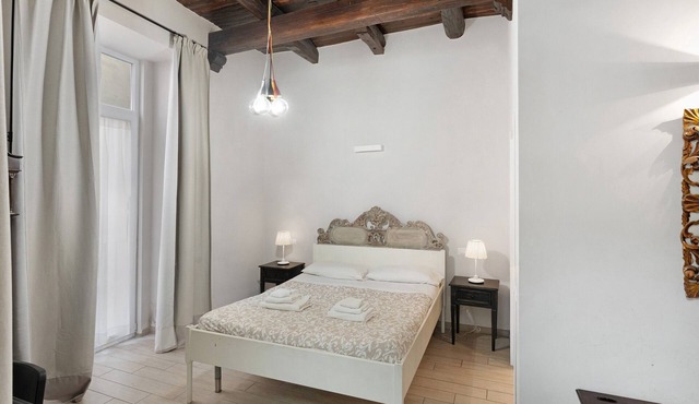 Teatro Nuovo Apartment Holiday Home with Balcony, Wi-Fi and Air Conditioning