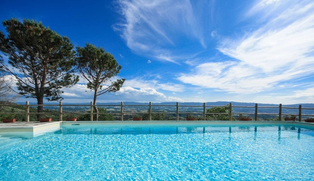 Top Tuscany apt with pool near Florence In Chianti, WIFI, fenced garden, VIEW
