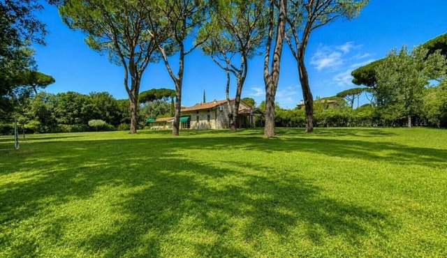 Villa 400 meters from the sea. 7,000-square-meter grounds, air conditioning, Wi-Fi. Versilia. 5 min. from Forte dei Marmi