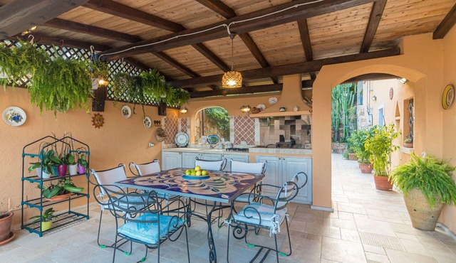 Wonderful private villa for 8 guests with A/C, WIFI, TV, patio and pets allowed