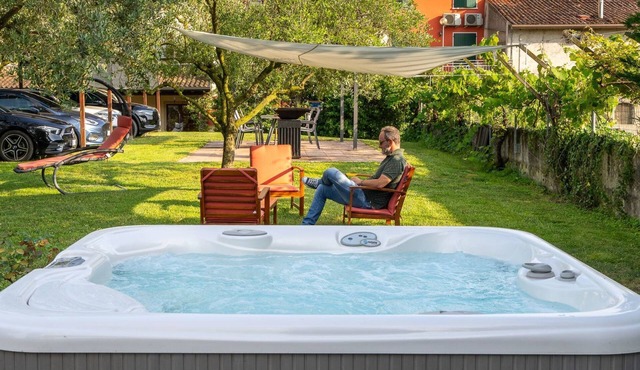 Zimmer mit Bad in einer Einrichtung mit Wellness-Center by Interhome