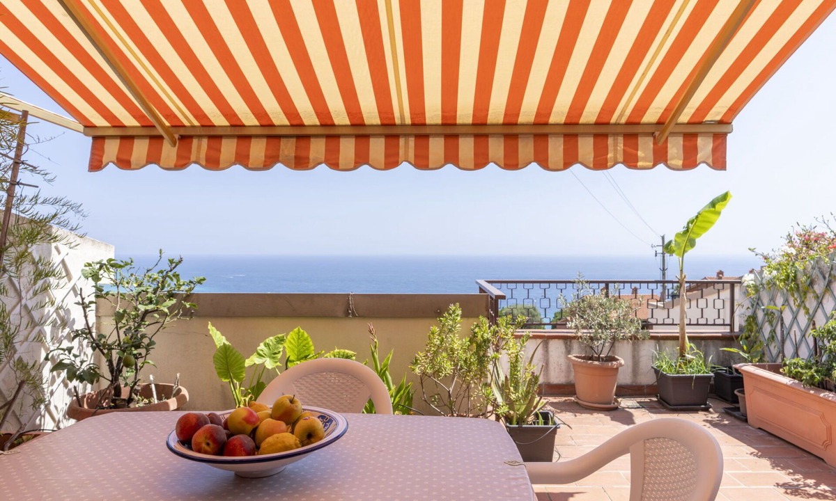 Ospedaletti Apartment | Cosy apartment for 4 people with A/C, pool, WIFI, terrace and pets allowed