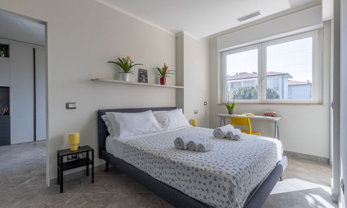 Calambrone Apartment | GuestHost - Elegant apartment of 70 sqm, for 4 people, located on the 1st floor with lift of a renovated building, equipped with shared swimming pool and private parking space.The property is located in Calambrone, just 400 mts from the sea. Near the acc