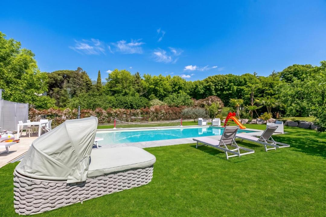 Gemonio House | Anita Lake, 2BR Retreat w/Shared Pool and Gym - Happy Rentals