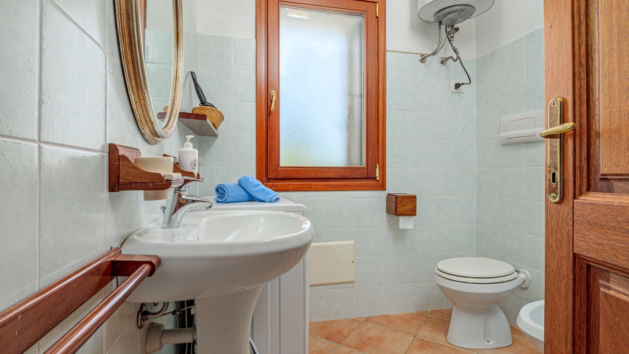 Photo of Bathroom in Case Peschiera-Lu Fraili