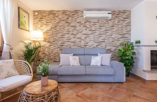 Quartu Sant'Elena Apartment | Villa "Gle Apt 1“ with Pool, Wi-Fi, A/C, Terrace & Garden