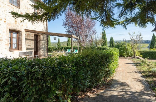 Quercegrossa Apartment | Lovely apartment for 3 people with WIFI, pool, A/C, TV, pets allowed and parking, close to Siena