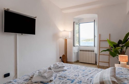 Portovenere Apartment | Comfortable apartment of about 50 sqm, able to accommodate up to 4 people, located on the first floor of a period building without a lift.The property is located in Portovenere, an enchanting seaside town in Liguria in the province of La Spezia. The area