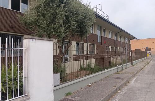 Novegro Hotel | - Linate Home Suite- onsite secure parking and 10 minutes by walk from-to airport - Con parcheggio sorvegliato in loco e a 10 minuti a piedi da e per aeroporto di Linate metro blu M4