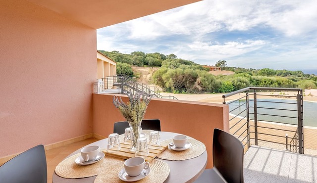 Residence with pool in Isola Rossa
