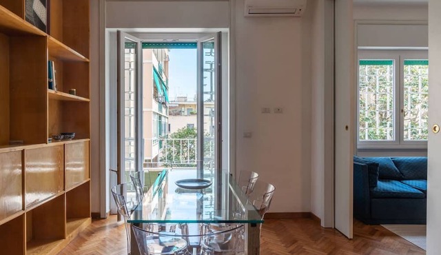 GuestHost - Cozy apartment of 90 sqm, can accommodate up to 5 people, located on the second floor of a building with a lift (NOT suitable for disabled people - 6 steps to access). The accommodation is located near one of the venues of the Sapienza Univer