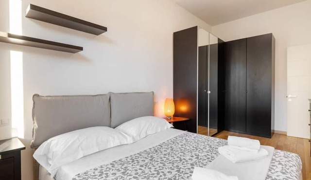 GuestHost - Quiet and cozy 60 sqm apartment, for 4 people, located on the 3rd floor of a period building in good condition with lift (NOT suitable for disabled people - some steps to access it). The property is located in San Jacopino/Doni district, a qu