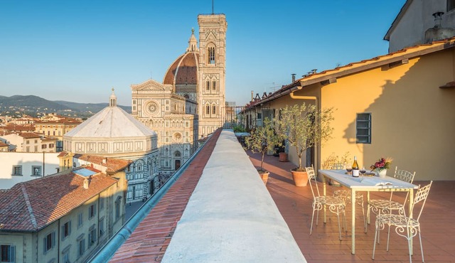 La Culla di Dante Luxury Apartment in front of the Duomo (sleeps 6)