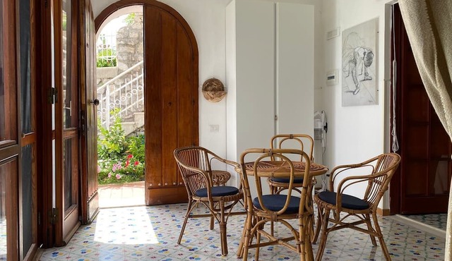 Apartment overlooking the sea with private terrace, private access to the sea.