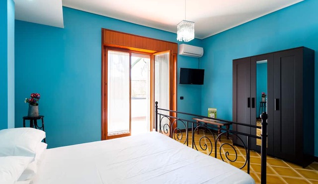 Central Sorrento Recently Renovated 2BR flat 2 bathrooms equipped terrace WiFi.