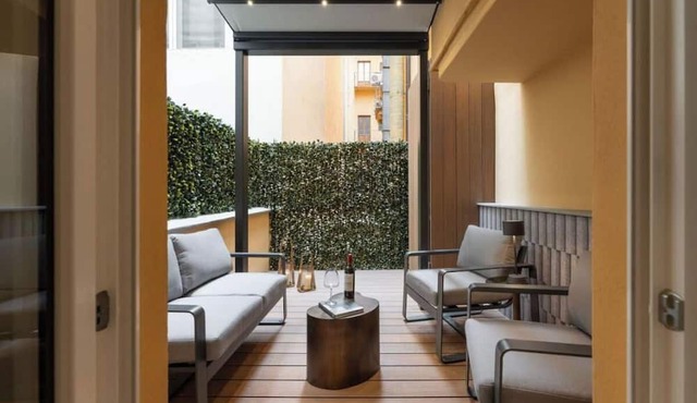 Elegant 3-Bedroom Apartment Overlooking Florence's Arcades