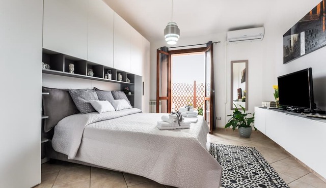 Apartment 'Bijou Holiday Home' with Shared Terrace, Wi-Fi and Air Conditioning