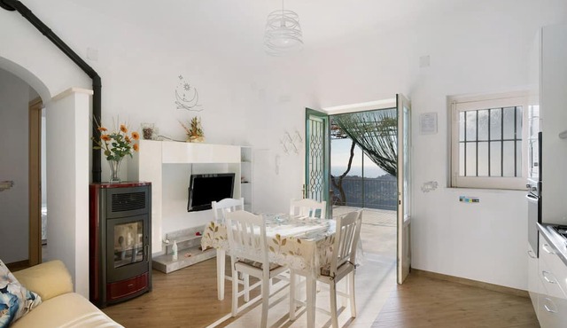 Holiday Apartment 'Casa Vacanza Bella Veduta' with Mountain and Sea Views